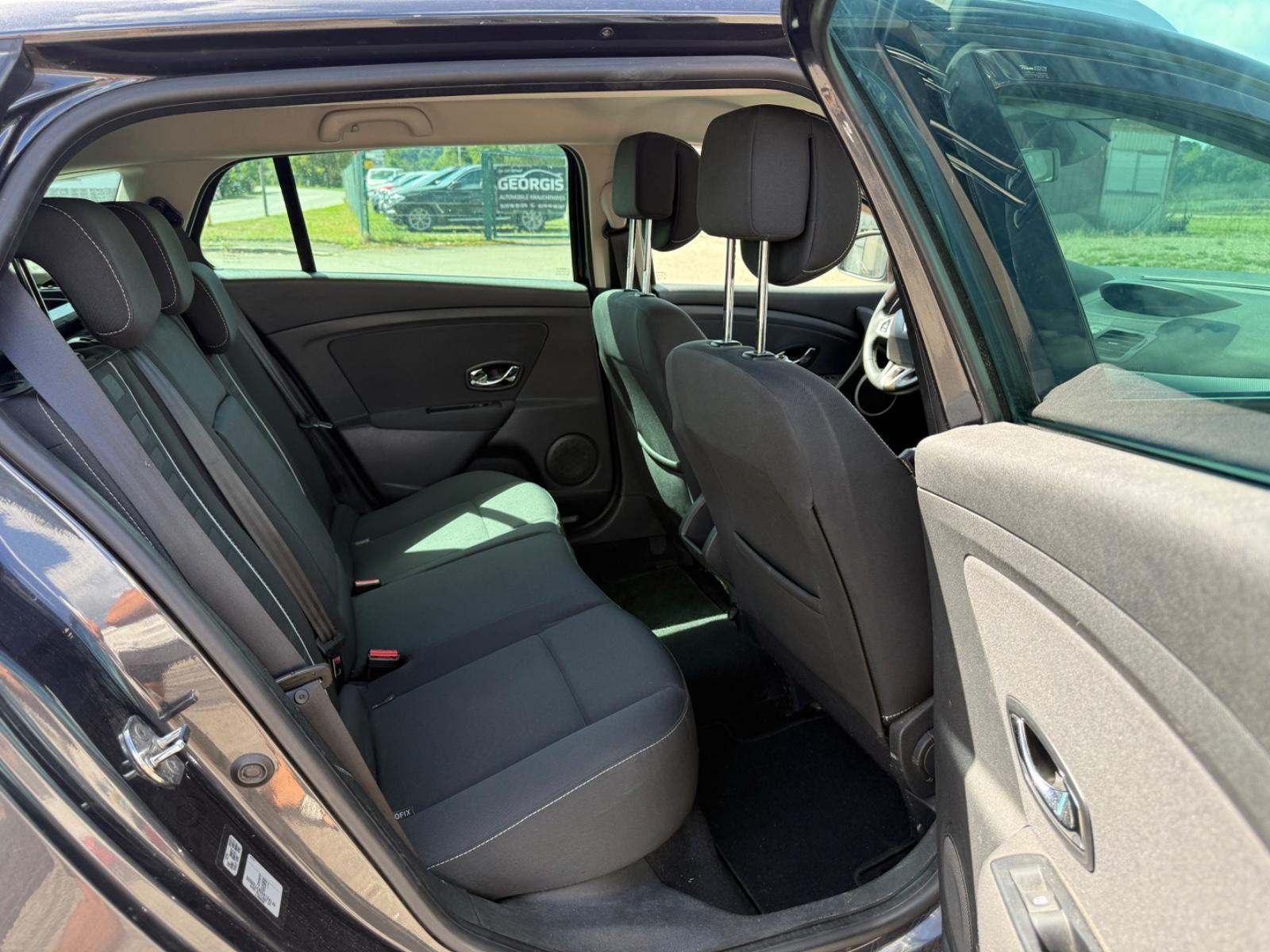 Renault Megane 2012 — photo 16