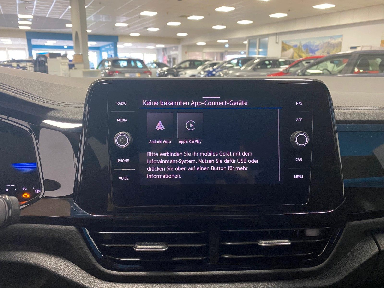 Fahrzeugabbildung Volkswagen T-Roc 1.5 TSI DSG R-Line+ACC+AHK+19"+KAMERA+LED+