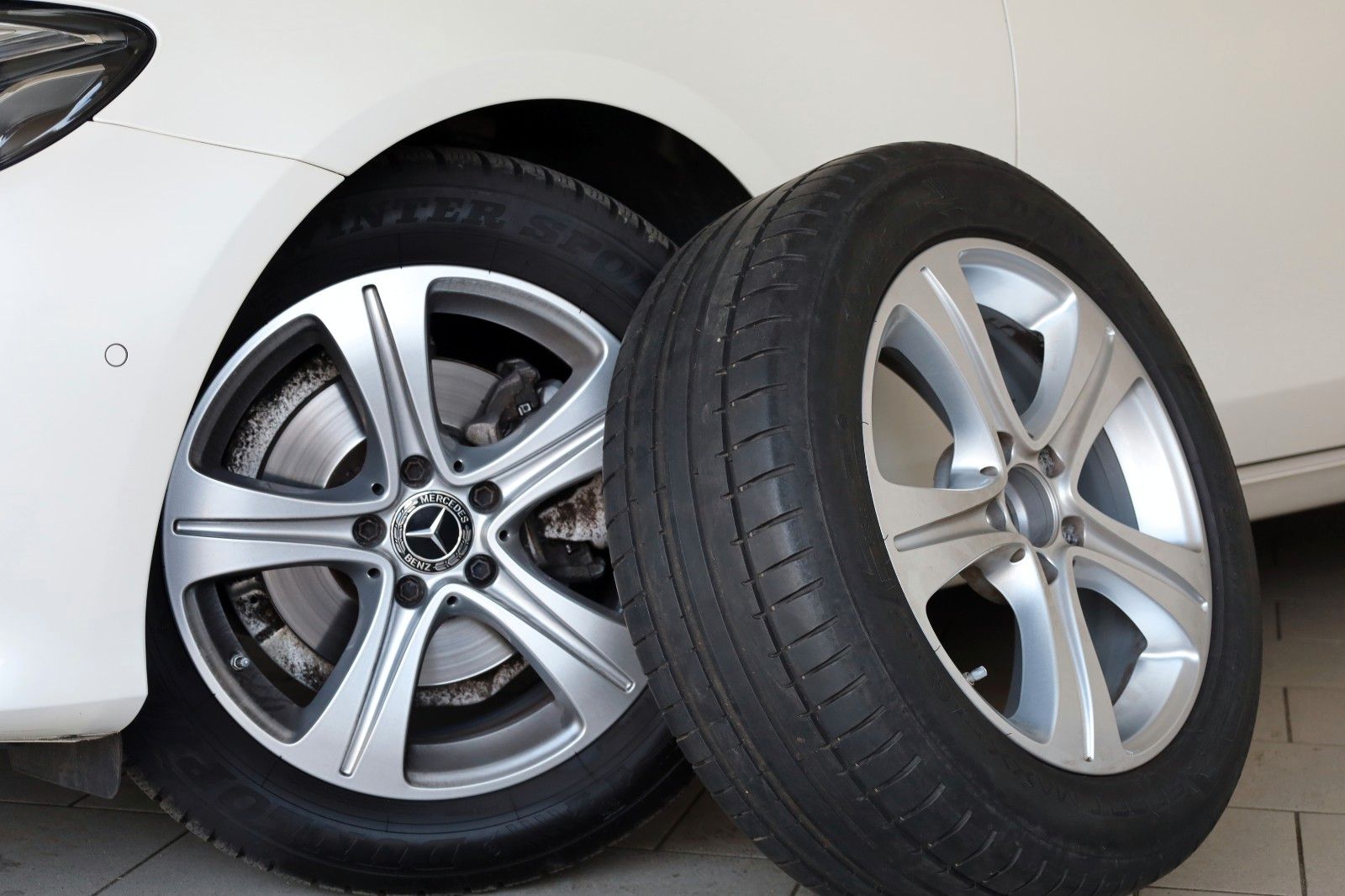 Fahrzeugabbildung Mercedes-Benz E 220d T T.Leder,Navi,LED,SD,Kamera,SH,PDC,SR+WR