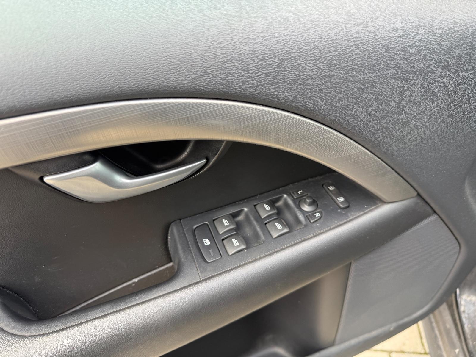 Volvo V70 2010 — photo 13