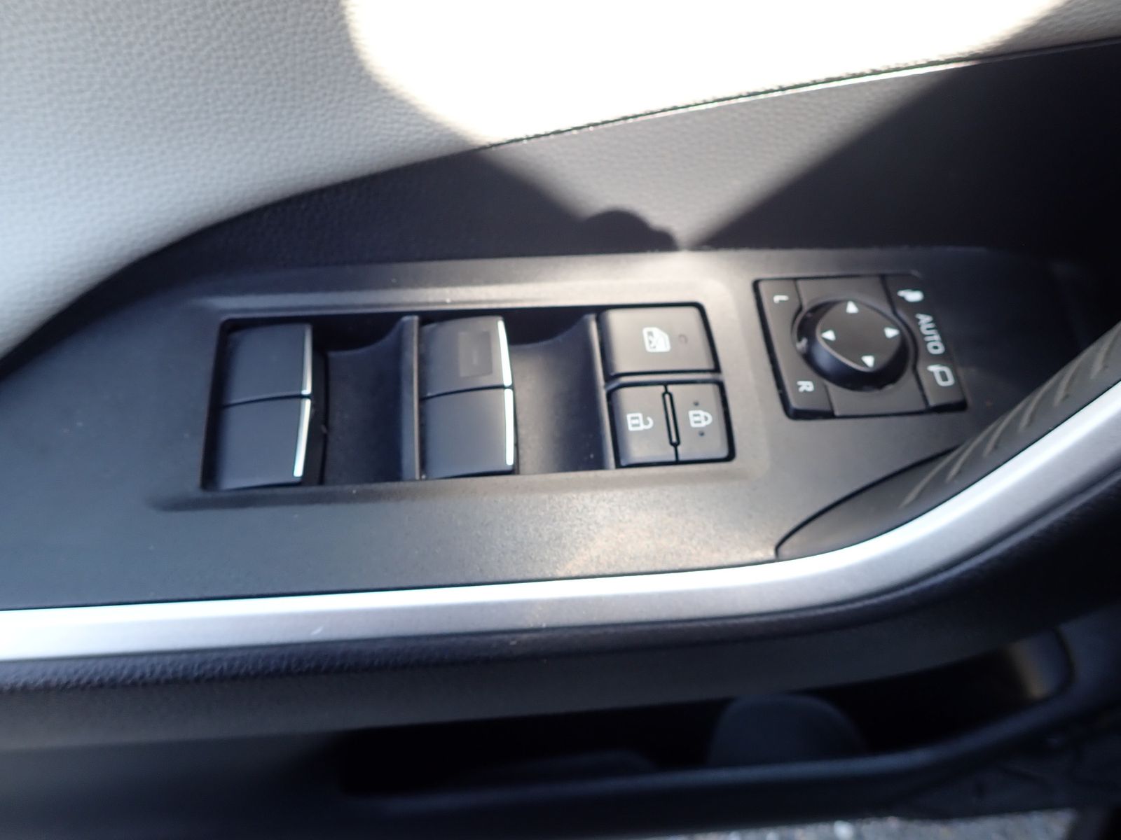 Fahrzeugabbildung Toyota RAV 4 Hybrid 4x2 Lounge LEDER BEIGE