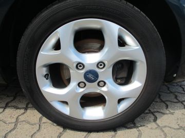 Ford Fiesta Titanium PDC + Klimaaut. + Beh. WSS