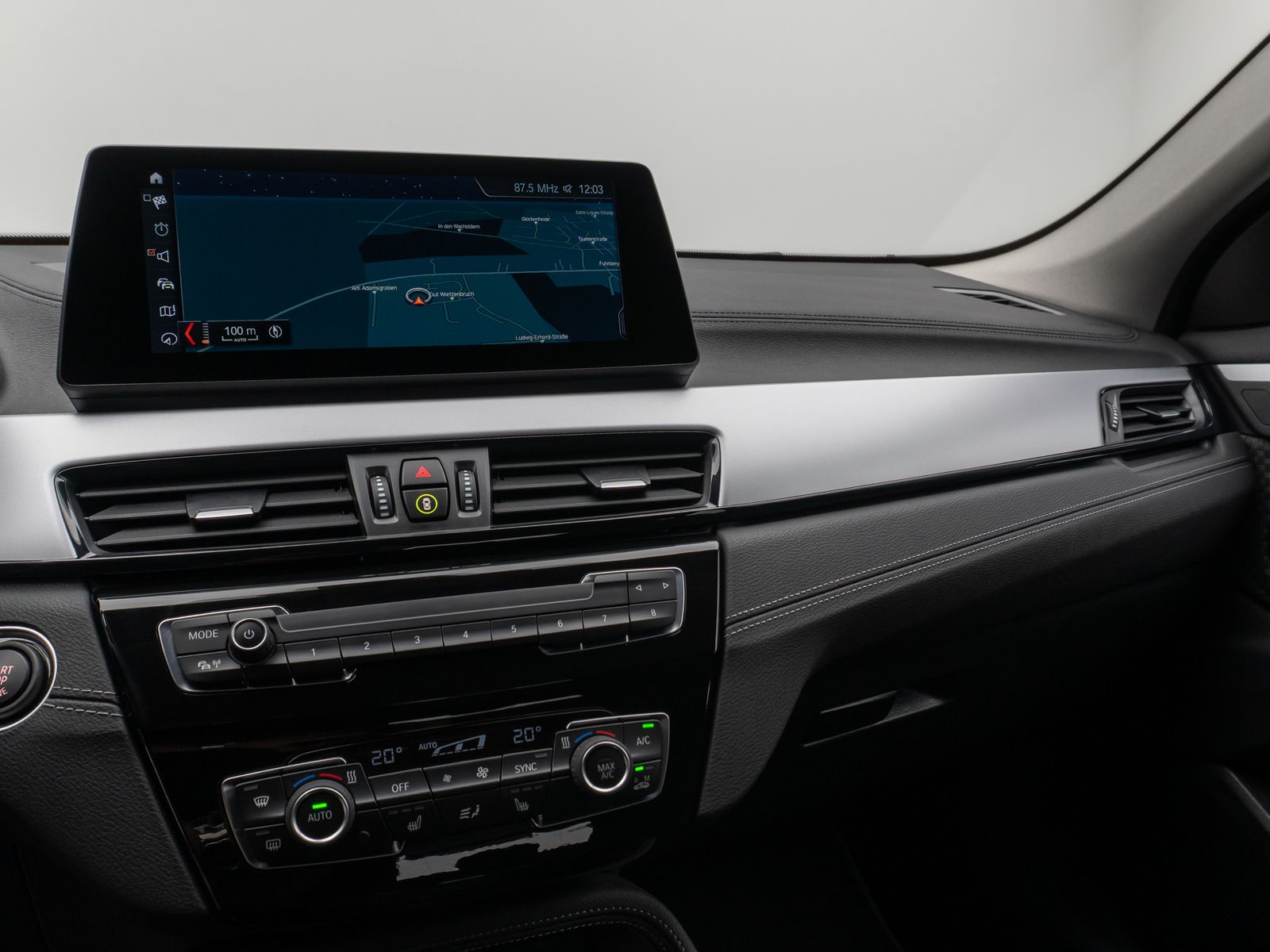 Fahrzeugabbildung BMW X2 sD20i HUD DAB Navi+Parkassist DrivAssis Alarm