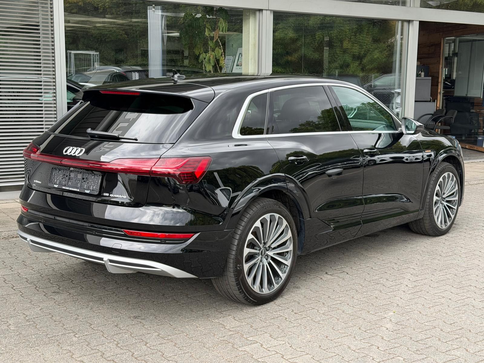 Fahrzeugabbildung Audi e-tron 55 QUATT S LINE LUFT+LED+SHZ+KAM+B&O+21"