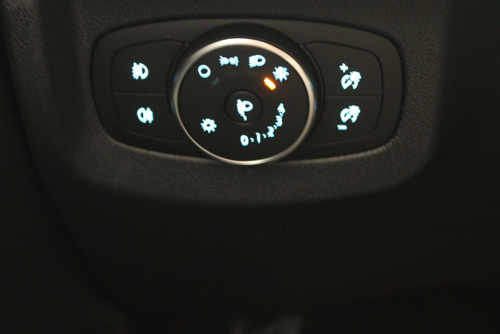 Fahrzeugabbildung Ford Tourneo Courier Aut. TREND AHK WinterPaket GJR