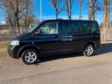 Volkswagen T5 Caravelle Kurz DPF Trendline, 9-Sitzer, AHK - schwarze Volkswagen T5 Caravelle