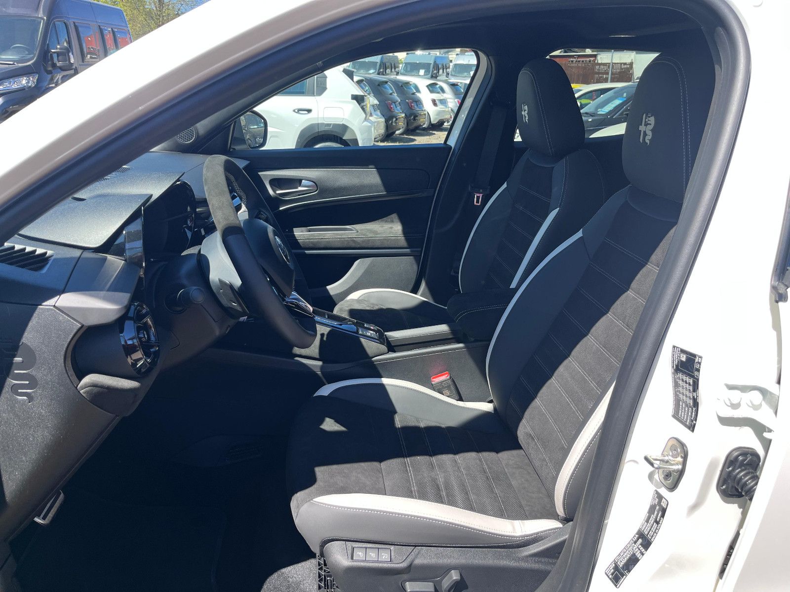 Fahrzeugabbildung Alfa Romeo Junior Ibrida 1.2 VGT -Hybrid 107 Sport Speciale