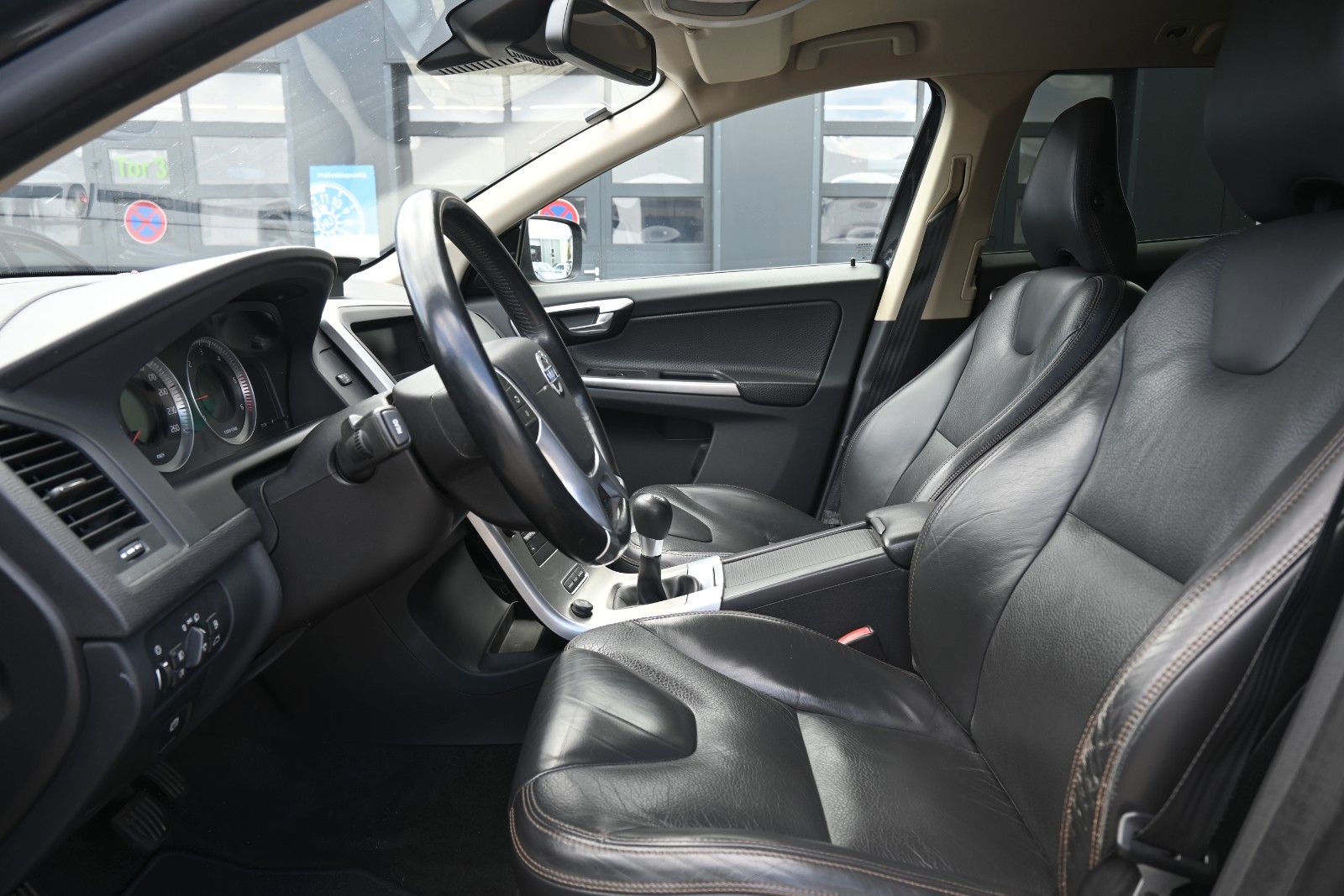 Fahrzeugabbildung Volvo XC60 2.4D Summum Drive*BiXenon*PDC*CD*Servo*USB