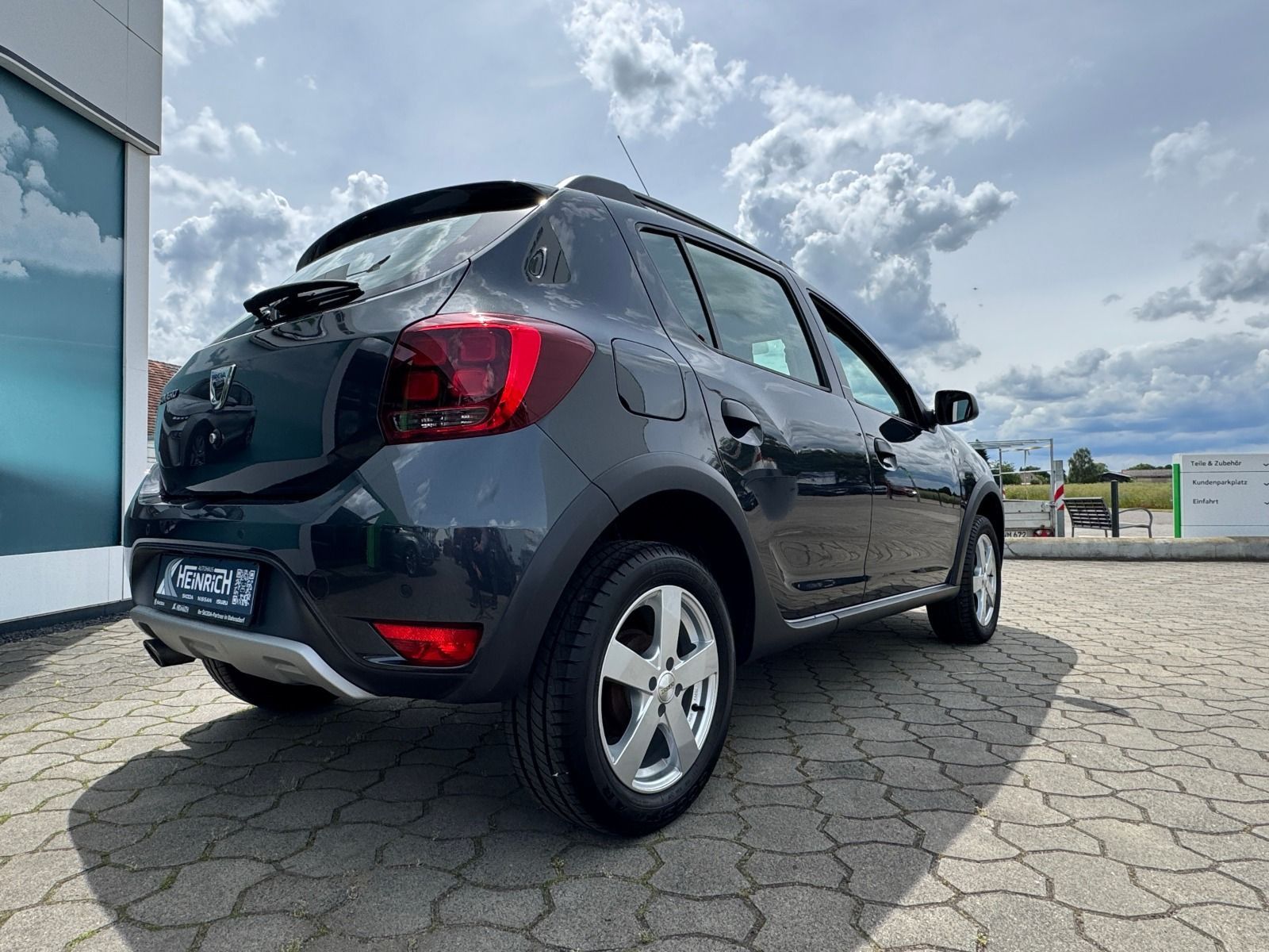 Fahrzeugabbildung Dacia Sandero II 90 Stepway Celebration