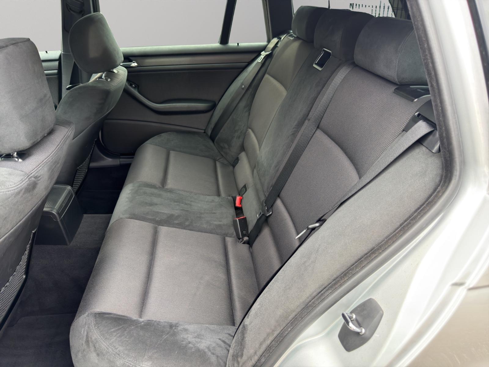 BMW 325 xi Touring E46 2.5i 192 ch 4x4 – Pack M – boîte manuelle – Alcantara – sièges chauffants & à mémoire – toit ouvrant – attelage