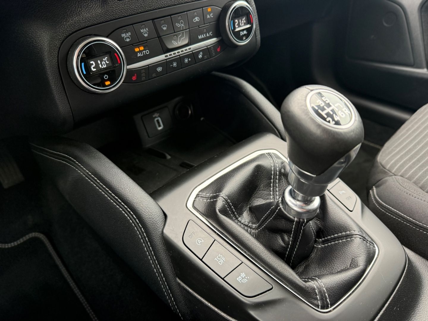 Fahrzeugabbildung Ford Focus Titanium X Turnier HUD Navi Digitales Cock