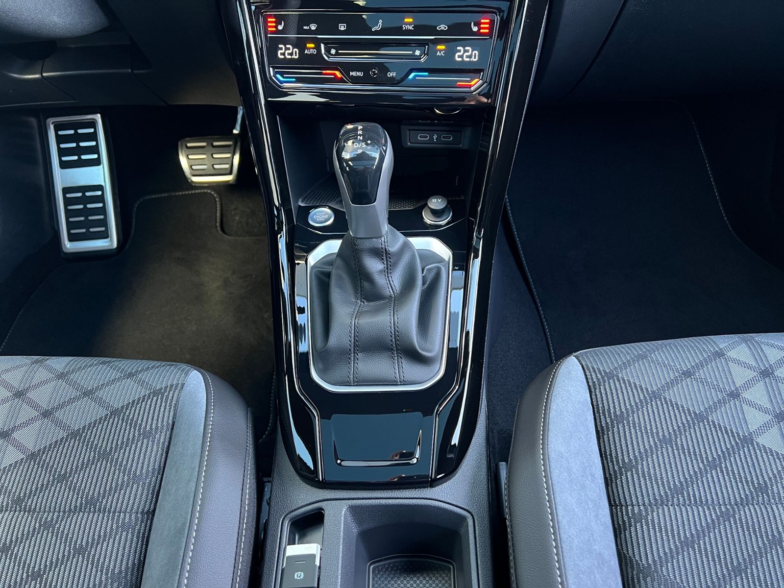 Fahrzeugabbildung Volkswagen T-Roc R-Line 1.5 TSI DSG *AHK, Pano, Black Style