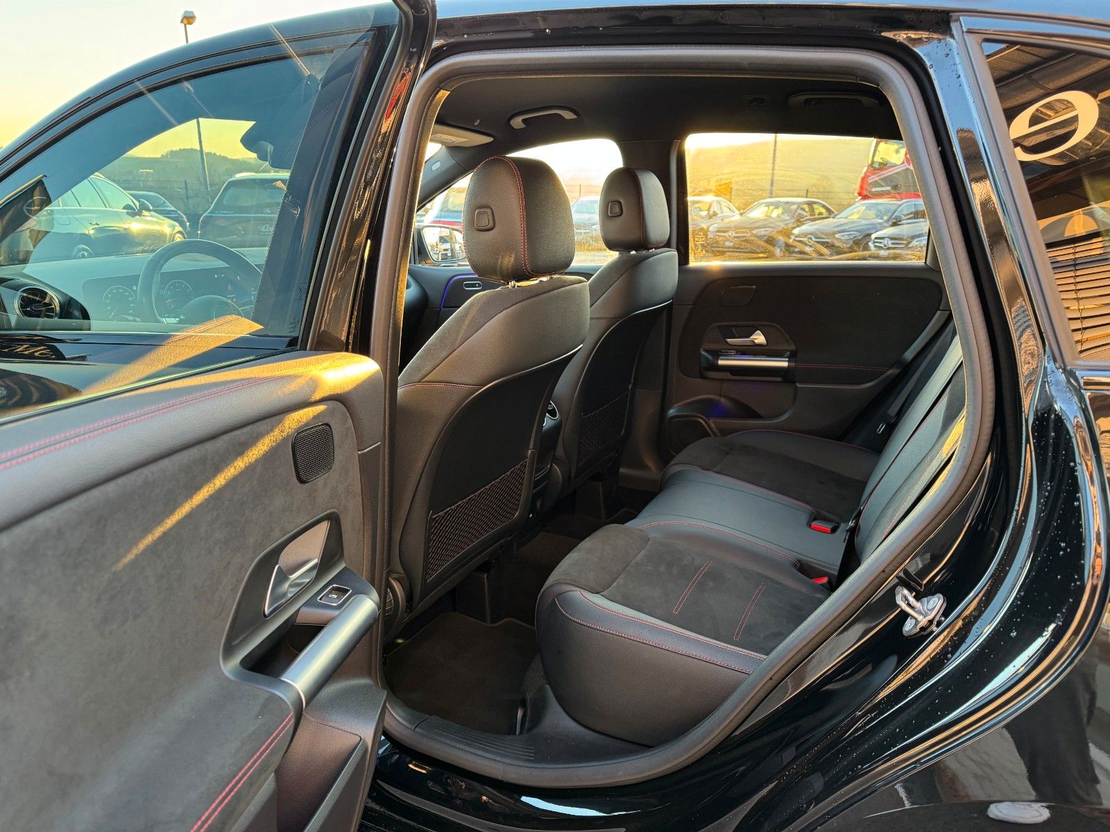 Fahrzeugabbildung Mercedes-Benz B 200 AMG+AHK+Ambiente+RFK+MBUX+Night