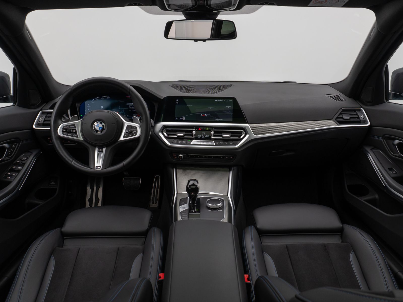 Fahrzeugabbildung BMW 330i M Sport Panorama Kamera DAB HiFi Komfort