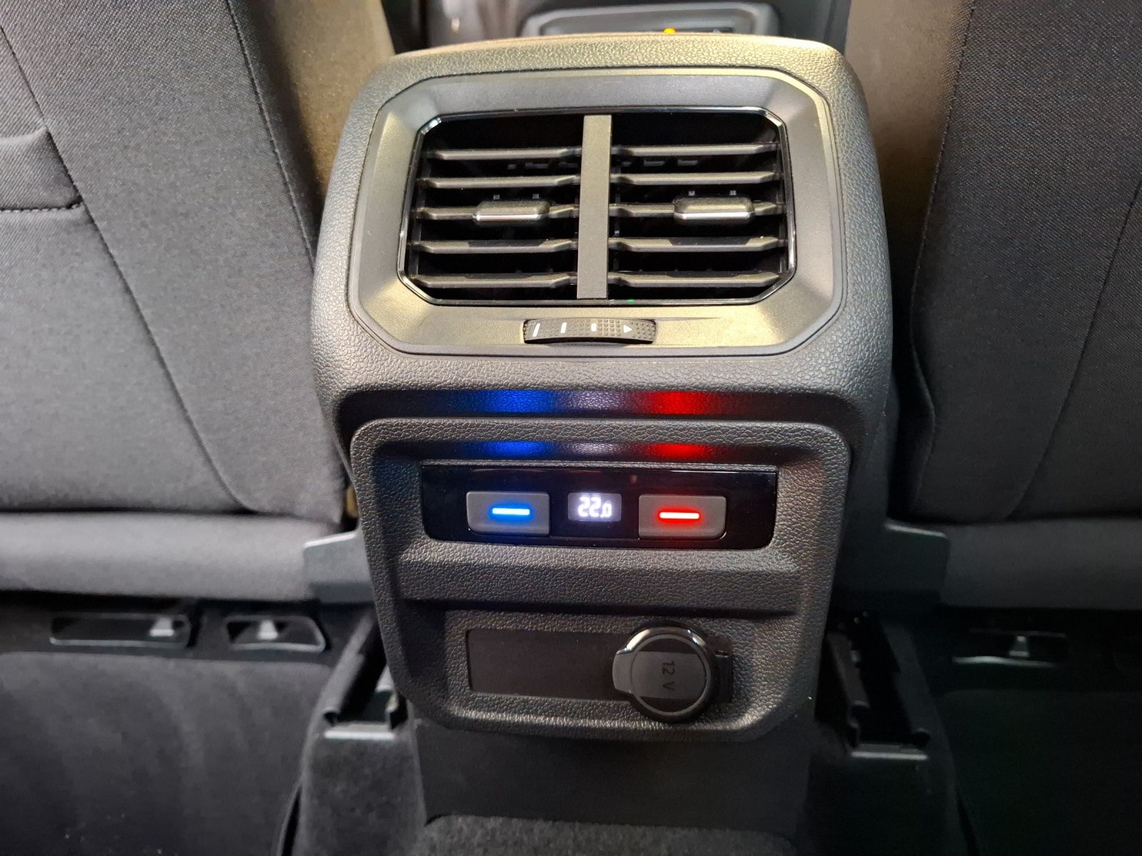 Fahrzeugabbildung Volkswagen Tiguan TSI Life DSG LED Navi Pano ACC PDC SH