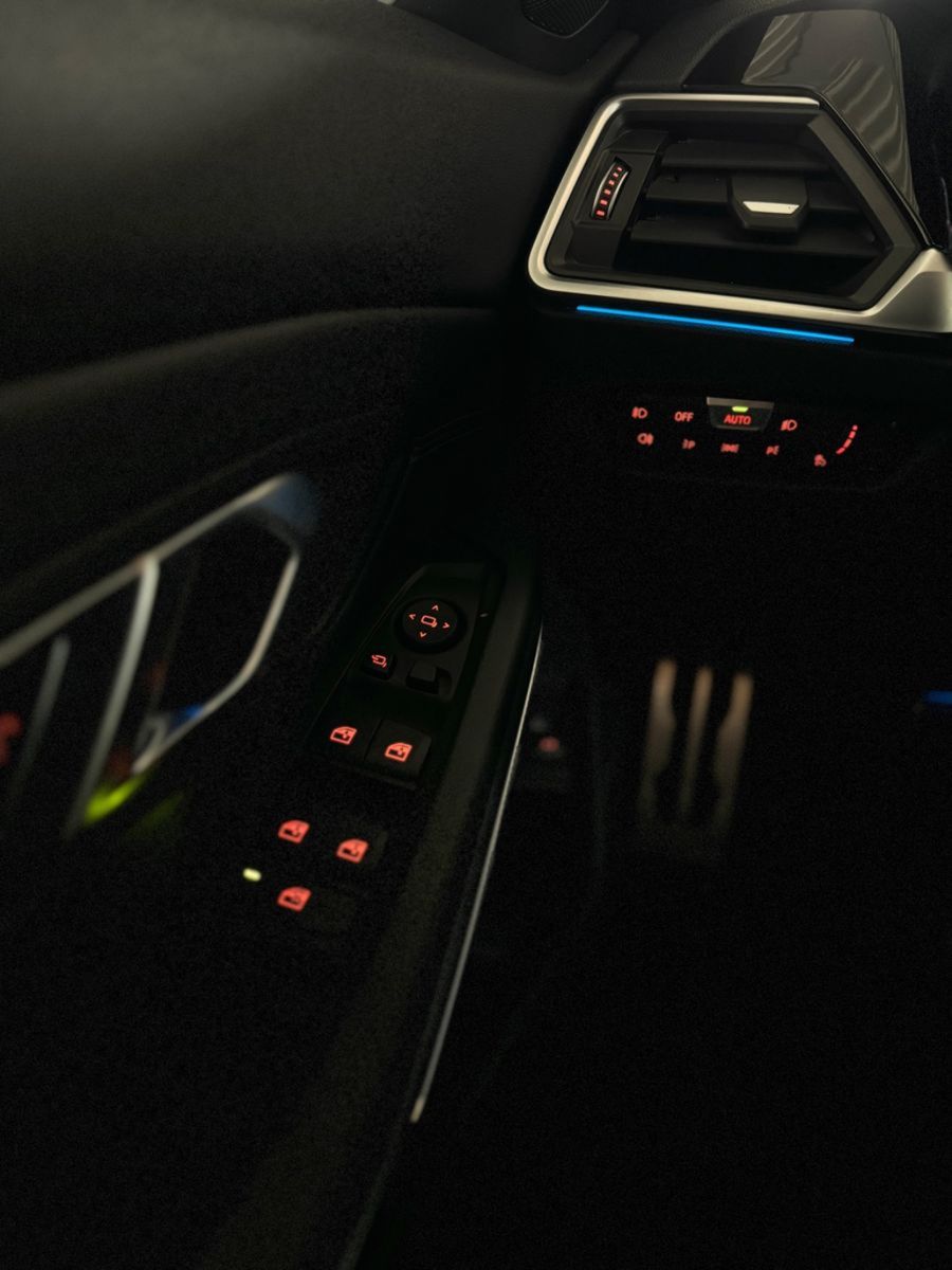 Fahrzeugabbildung BMW 330e M Sport Kamera Laser HUD DAB H/K Komfort