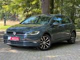 Volkswagen Golf VII Lim. Highline BMT/Start-Stopp - : Grau