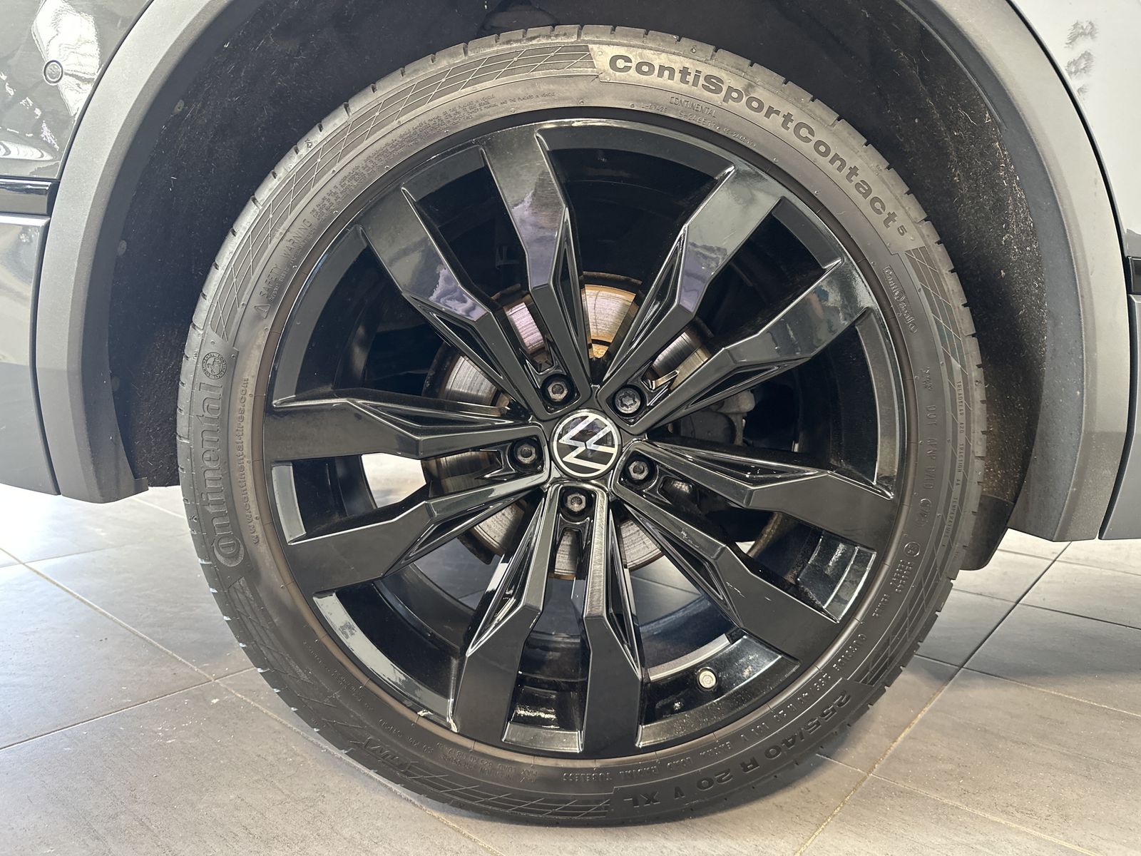 Fahrzeugabbildung Volkswagen Tiguan 4M R-Line Black NAV+IQ-LIGHT+AHK+VC+KAMER