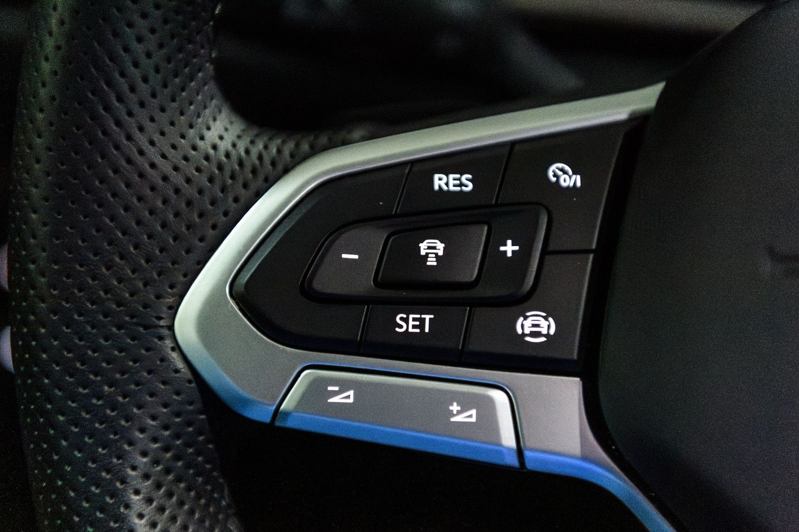 Fahrzeugabbildung Volkswagen T-Roc R-Line 1.5 TSI DSG LED+AHK+NAVI+ACC+KAMERA