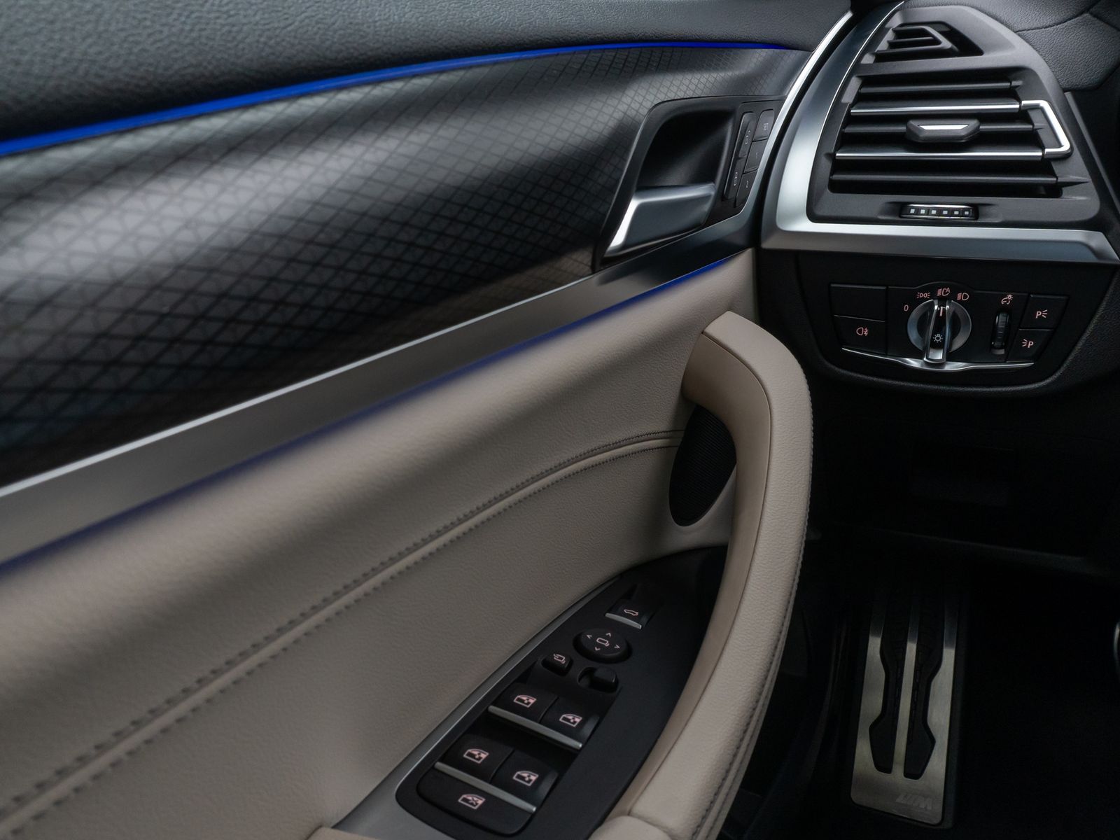Fahrzeugabbildung BMW X4 M40i Panorama Laser Kamera HUD DAB HiFi AHK
