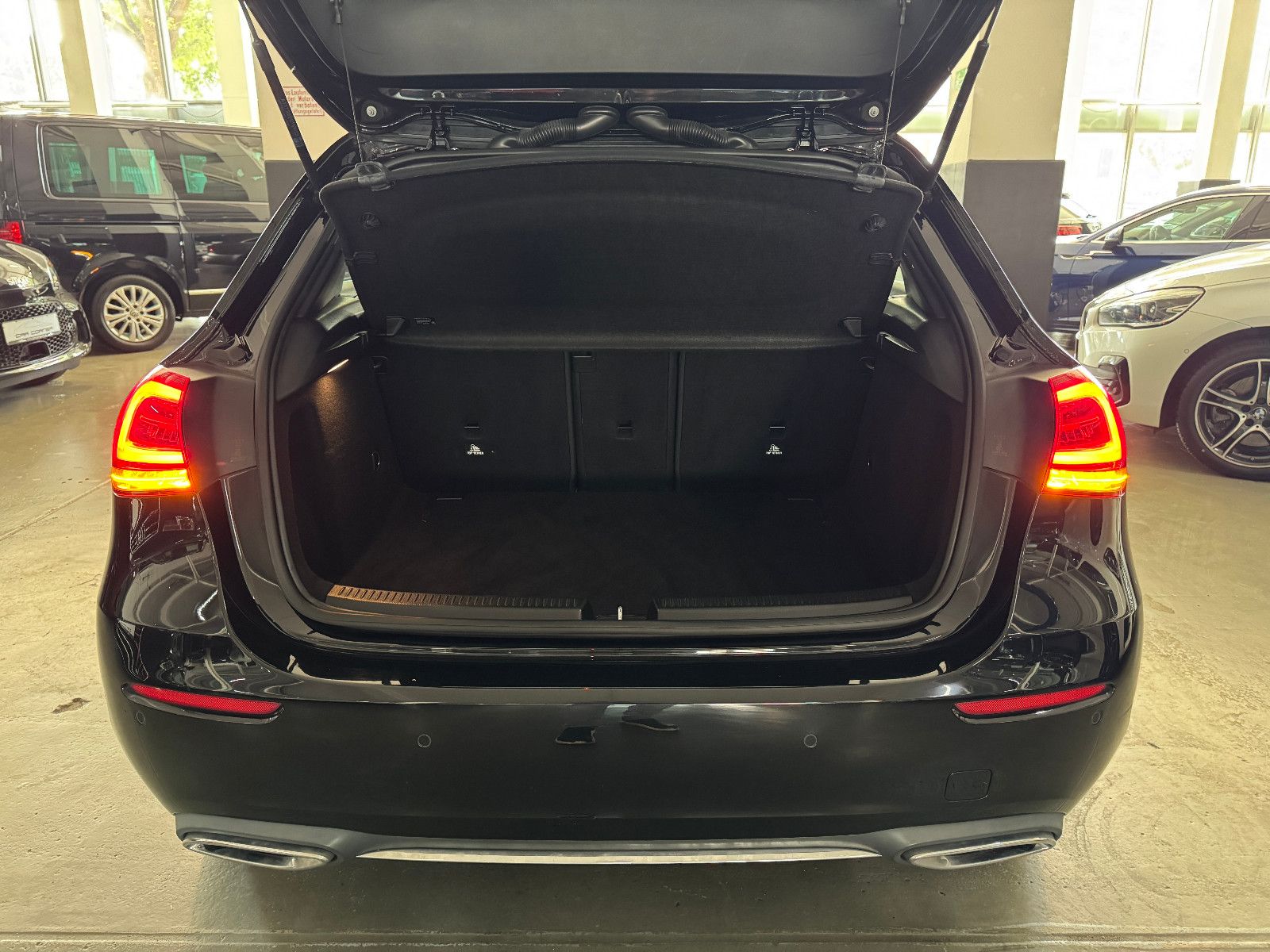 Fahrzeugabbildung Mercedes-Benz A 180 d PROGRESSIVE SPORTPAKET LED NAVI MBUX +