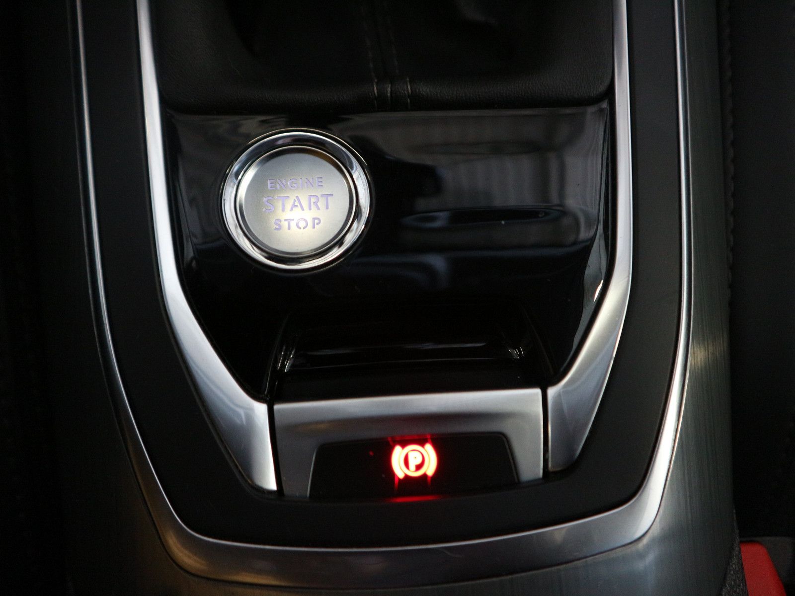 Fahrzeugabbildung Peugeot 308 SW Allure Pack ACC AHK Blis Nav Kam SHZ LED