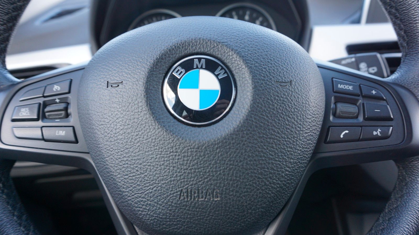 Fahrzeugabbildung BMW X1 xDrive 20i Advantage,PDC,Automatik,Scheckheft