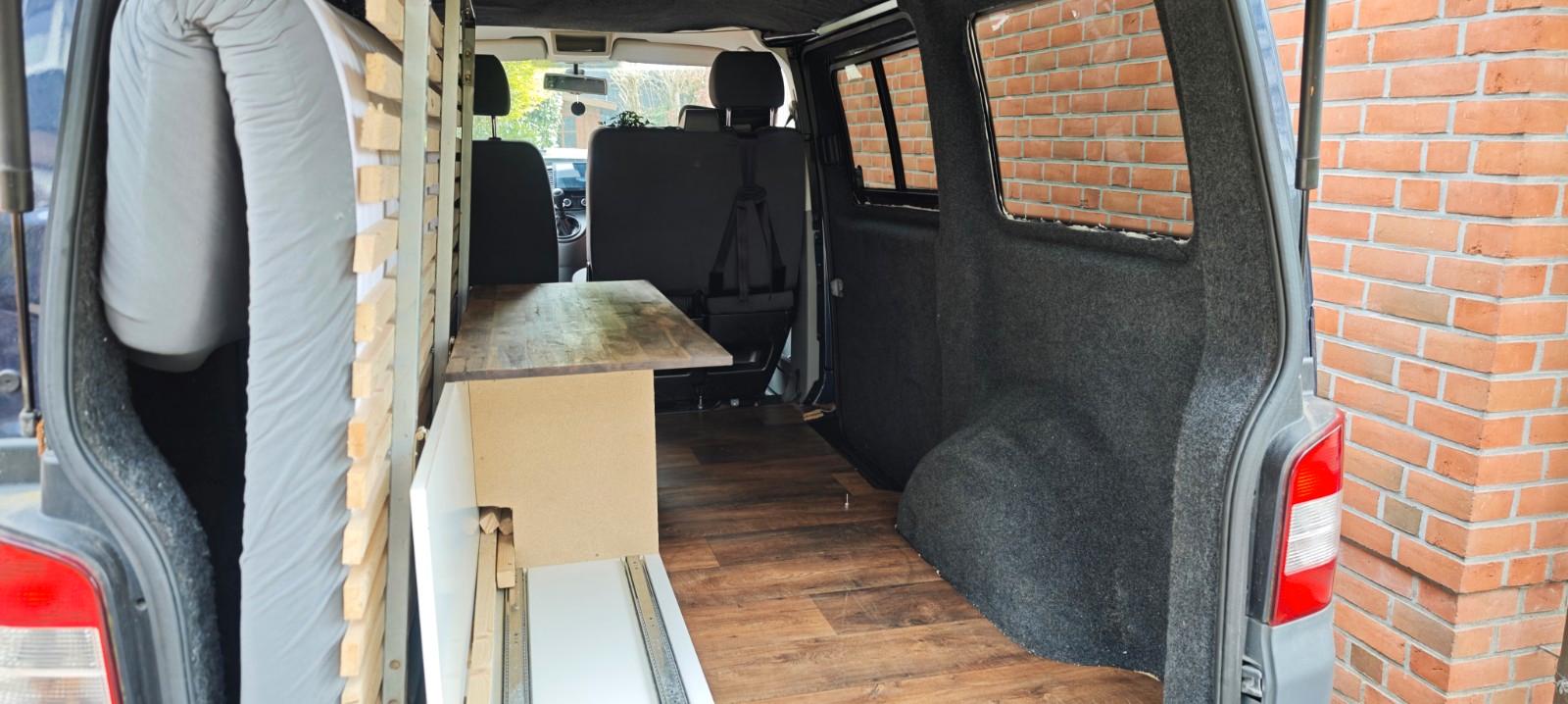 Volkswagen T5.2 mit Offroadoptik und kleinem Camperausbau