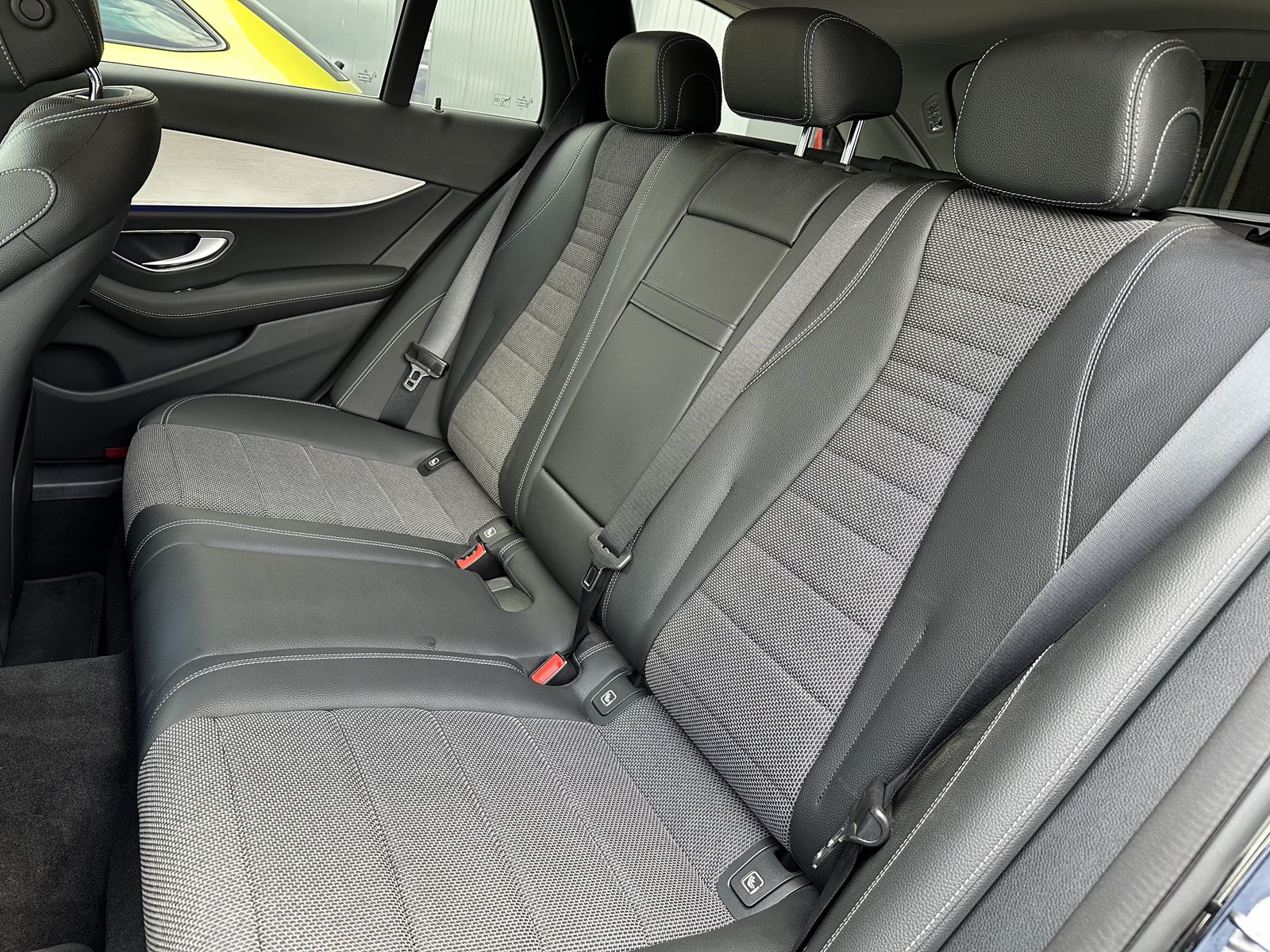Fahrzeugabbildung Mercedes-Benz E 400d T Avantgarde 4Matic NAV+LED+KAM+19ZO+1HD