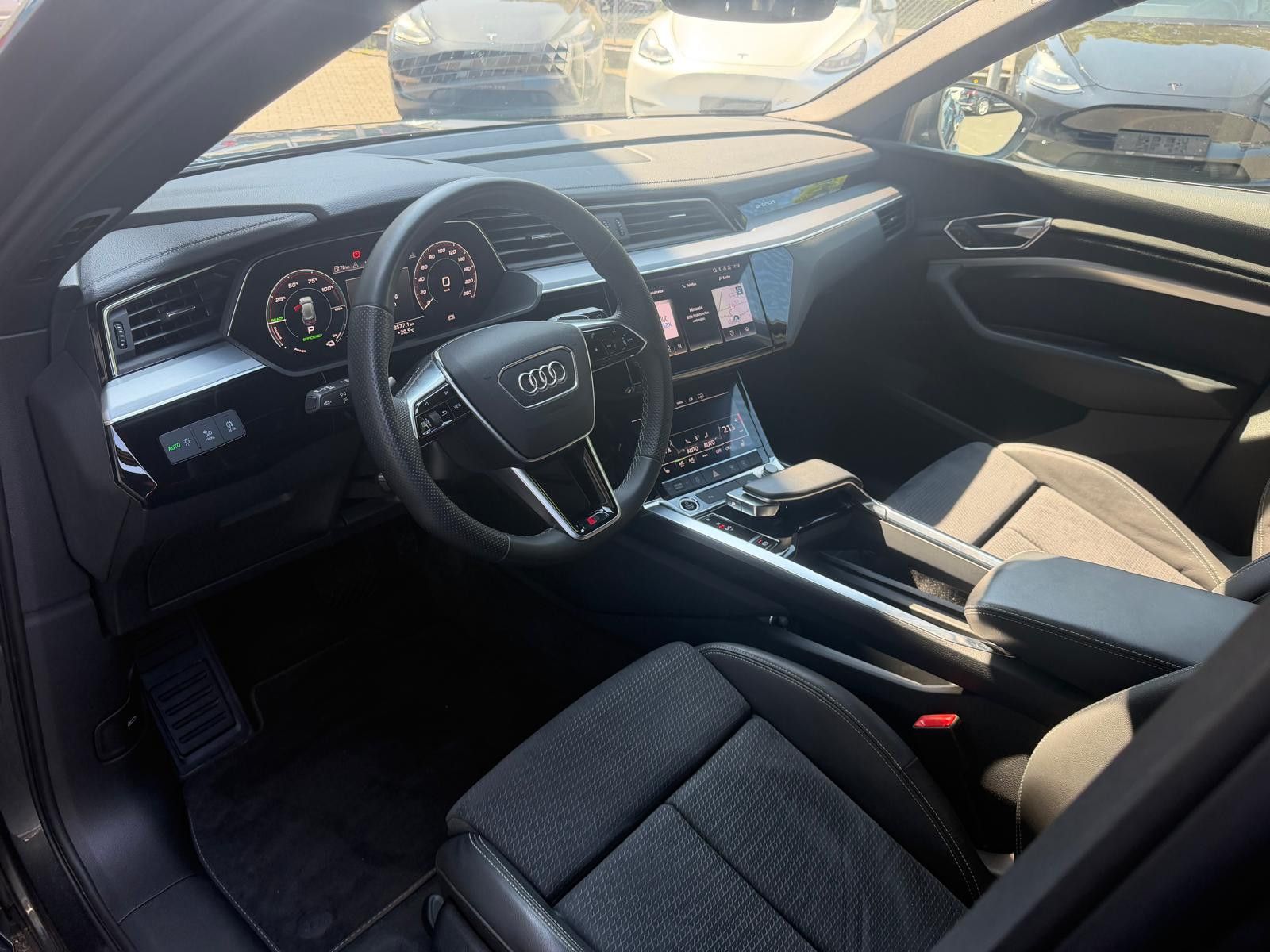 Fahrzeugabbildung Audi e-tron 55 QUATT 2X S LINE LUFT+LED+SHZ+NAVI+AHK+