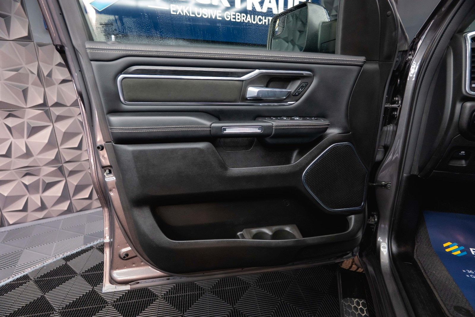 Fahrzeugabbildung Dodge RAM 5.7 V8 HEMI 4x4 LARAMIE Offroad Night LED