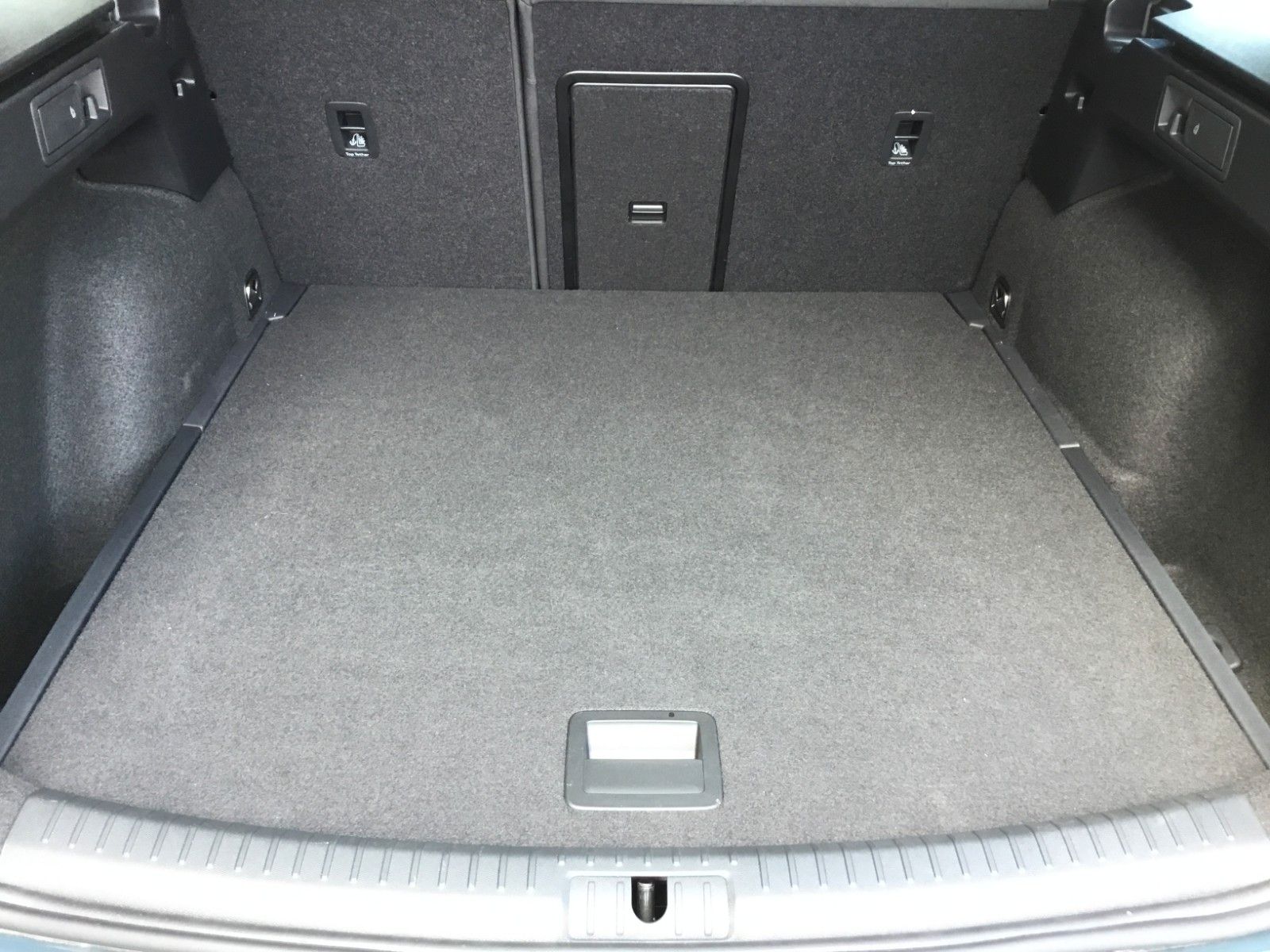Fahrzeugabbildung SEAT Leon 1.5 eTSI Style DSG Sportstourer+LED+ACC+AHK