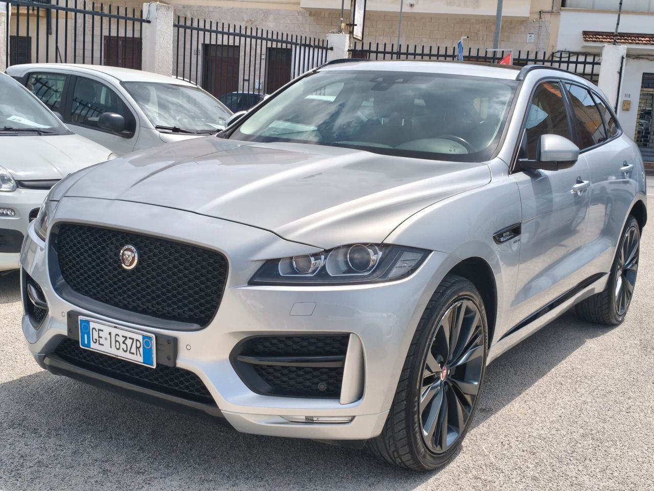 Jaguar F-Pace 2.0 D 180 CV AWD Automatic Pure 20 imagem 3