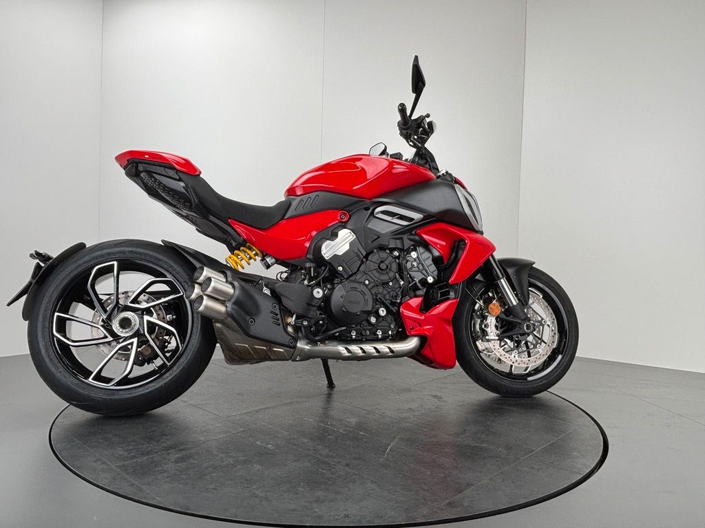 Fahrzeugabbildung Ducati DIAVEL V4 *NEUWERTIG *1. HAND