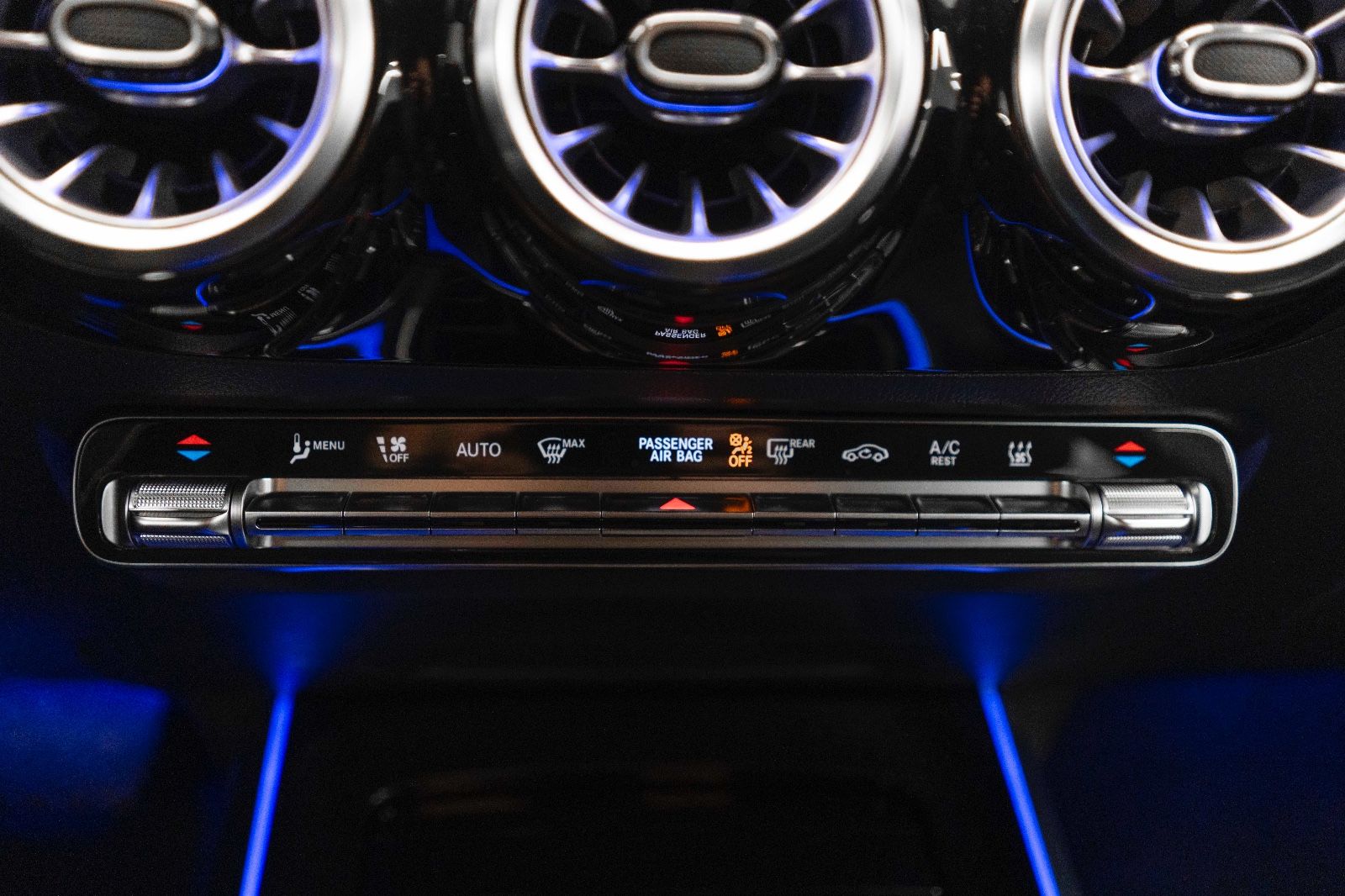 Fahrzeugabbildung Mercedes-Benz GLA 250e PLUG-IN ACC LED KAM TOTW KEYLESS GO NAV