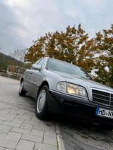 Mercedes-Benz Mercedes C-Klasse 200 - gebrauchte Mercedes-Benz E 200 aus dem Jahr 1993
