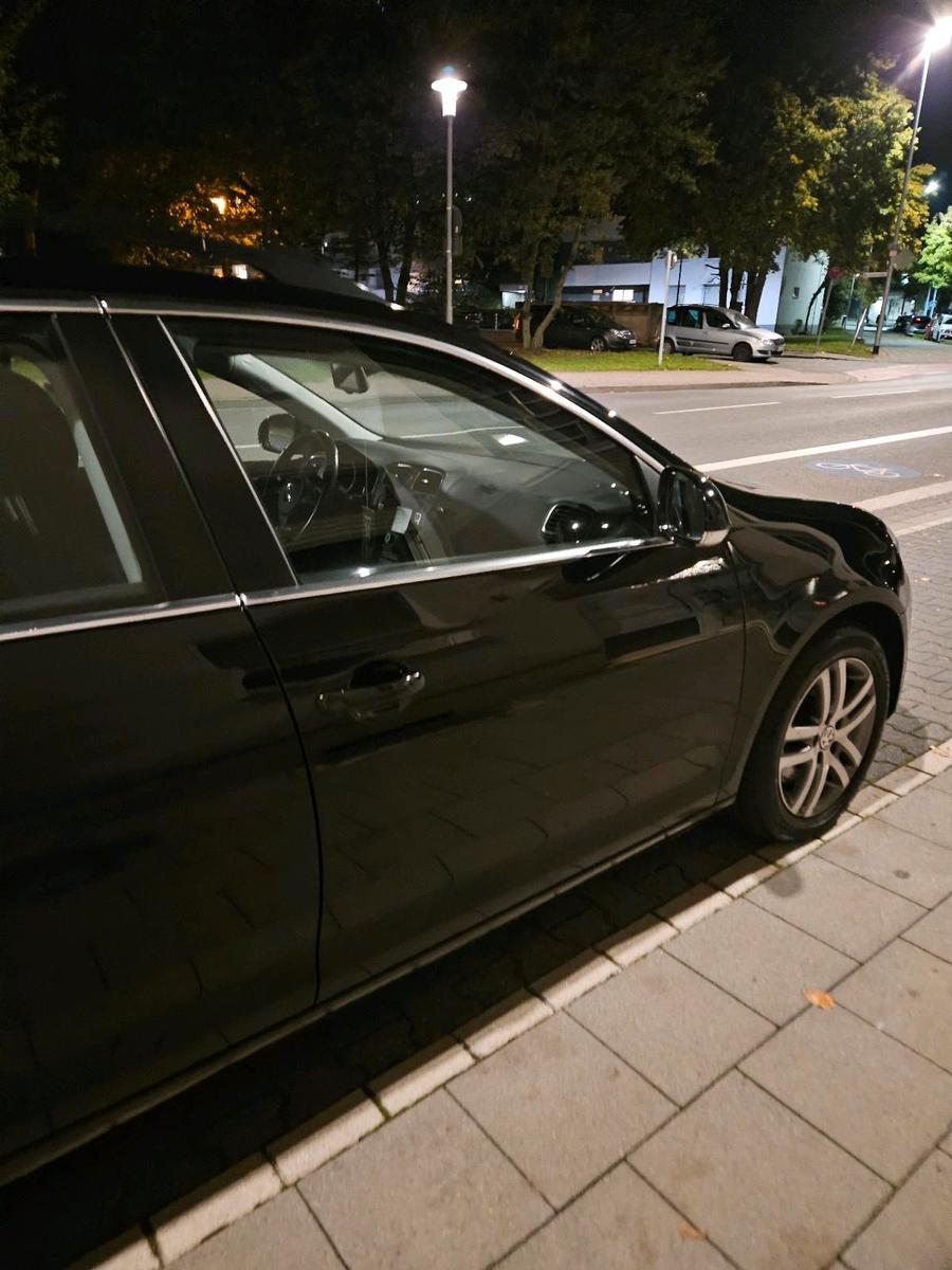 Volkswagen Golf 2012 — interior
