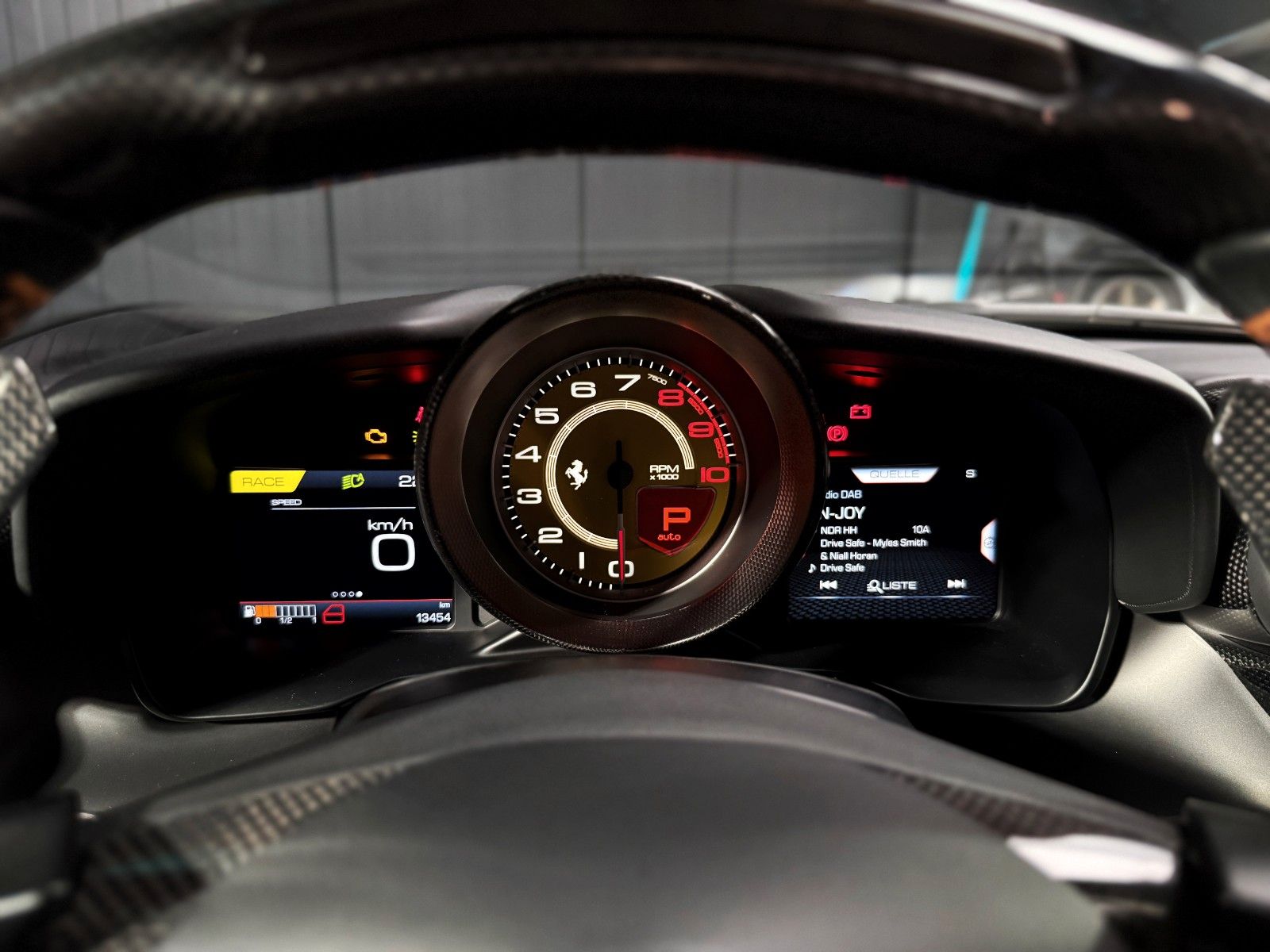 Fahrzeugabbildung Ferrari F8 Spider + Nero Daytona + Carbon + Lift + Garan