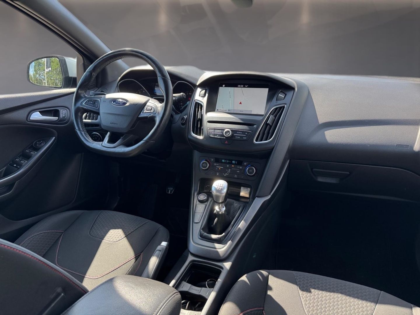 Fahrzeugabbildung Ford Focus Turnier ST-Line Sportpaket Navi Mehrzonenk