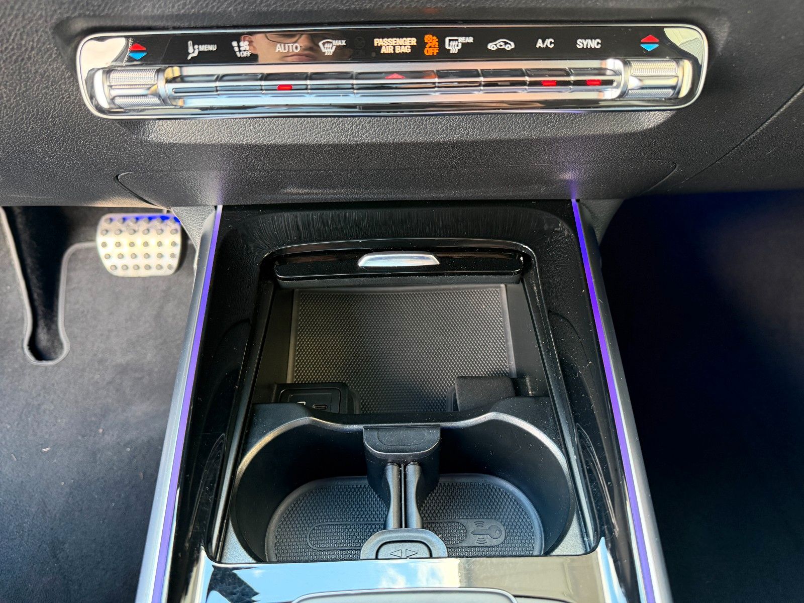 Fahrzeugabbildung Mercedes-Benz GLB 200 AMG MBUX+AMBIENTE+R-Kamera+Carbon+ALARM