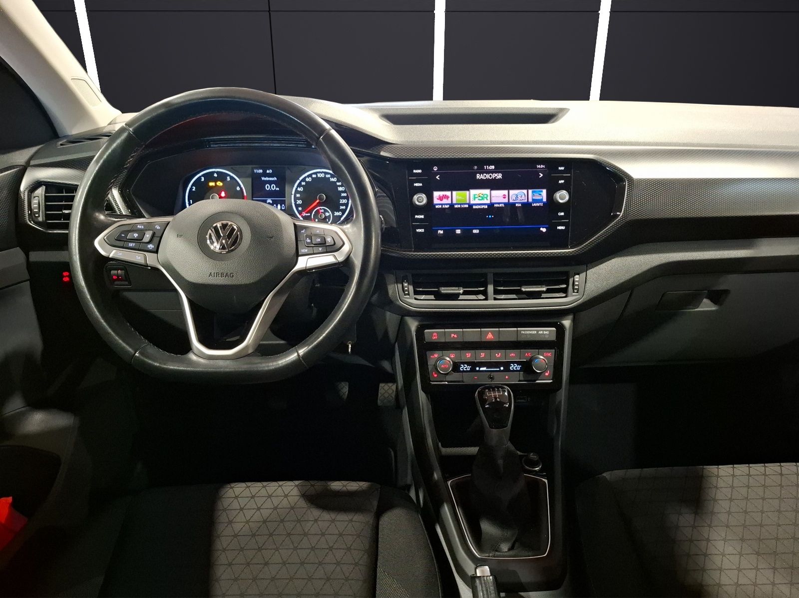 Fahrzeugabbildung Volkswagen T-Cross TSI Life AHK Navi ACC PDC SH 17"