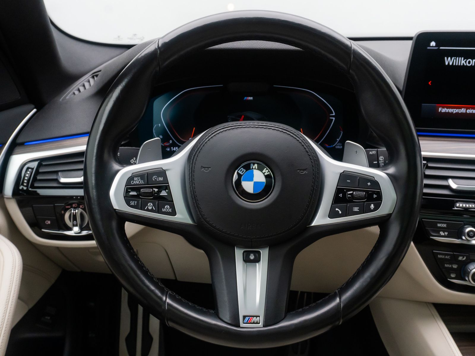 Fahrzeugabbildung BMW 530d M Sport Laser 4xKlima Panorama DAB HUD 19"