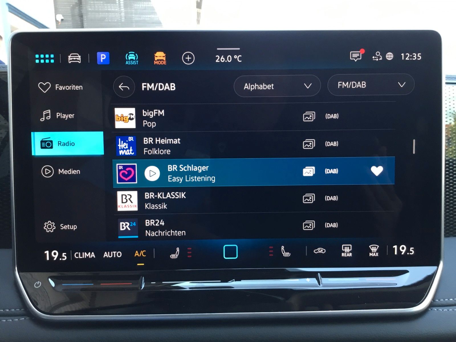 Fahrzeugabbildung Volkswagen Tiguan 1.5 eTSI DSG Life+AHK+360°+18"+LED+AppCon