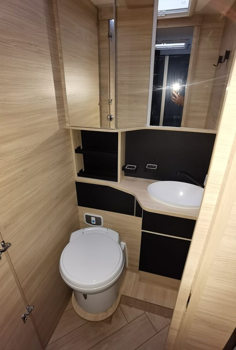 Fahrzeugabbildung Challenger 317 Graphite Edition m. Hubbett
