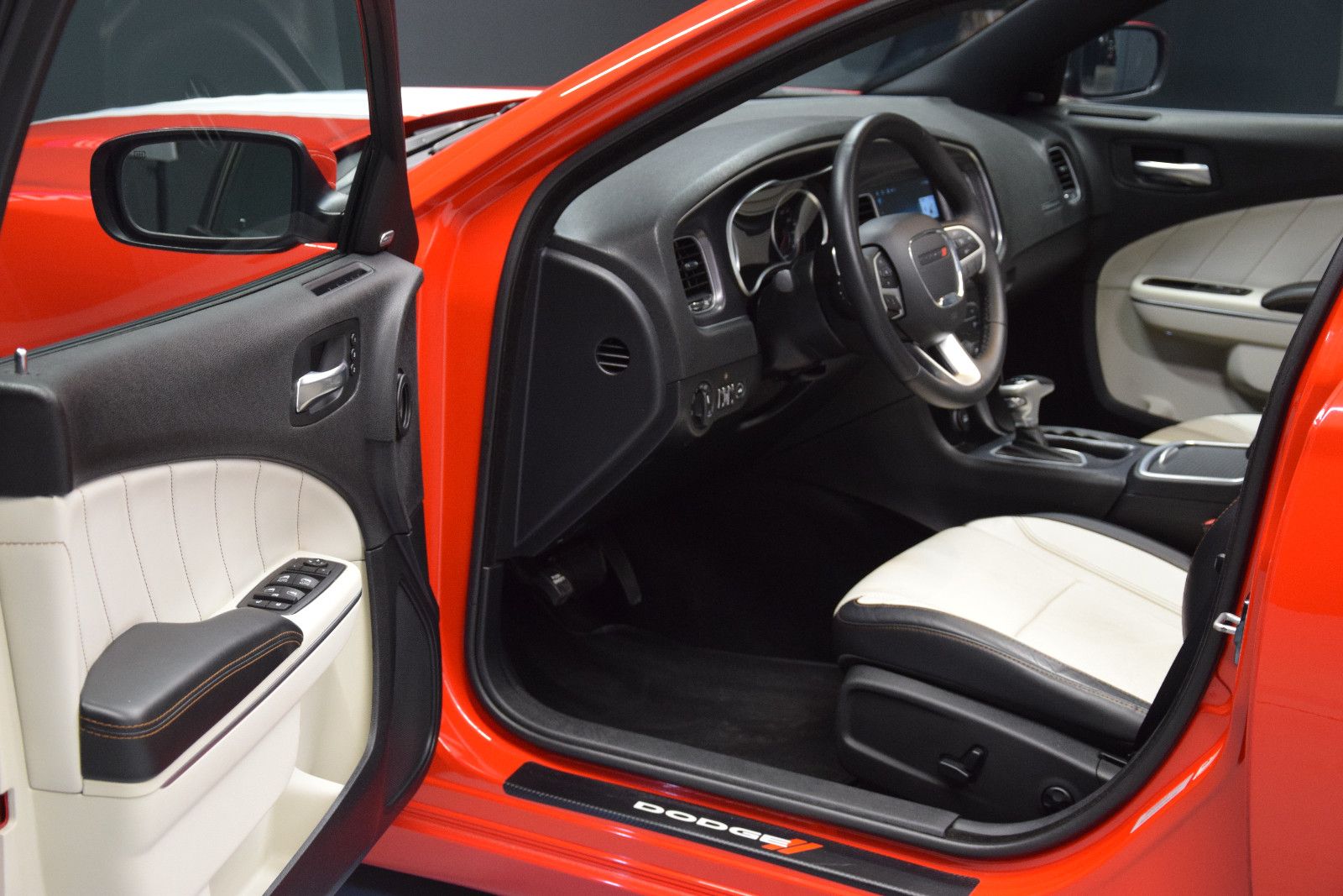 Fahrzeugabbildung Dodge Charger Schiebedach Sitzl Bi-Colo Alpine LED NAV