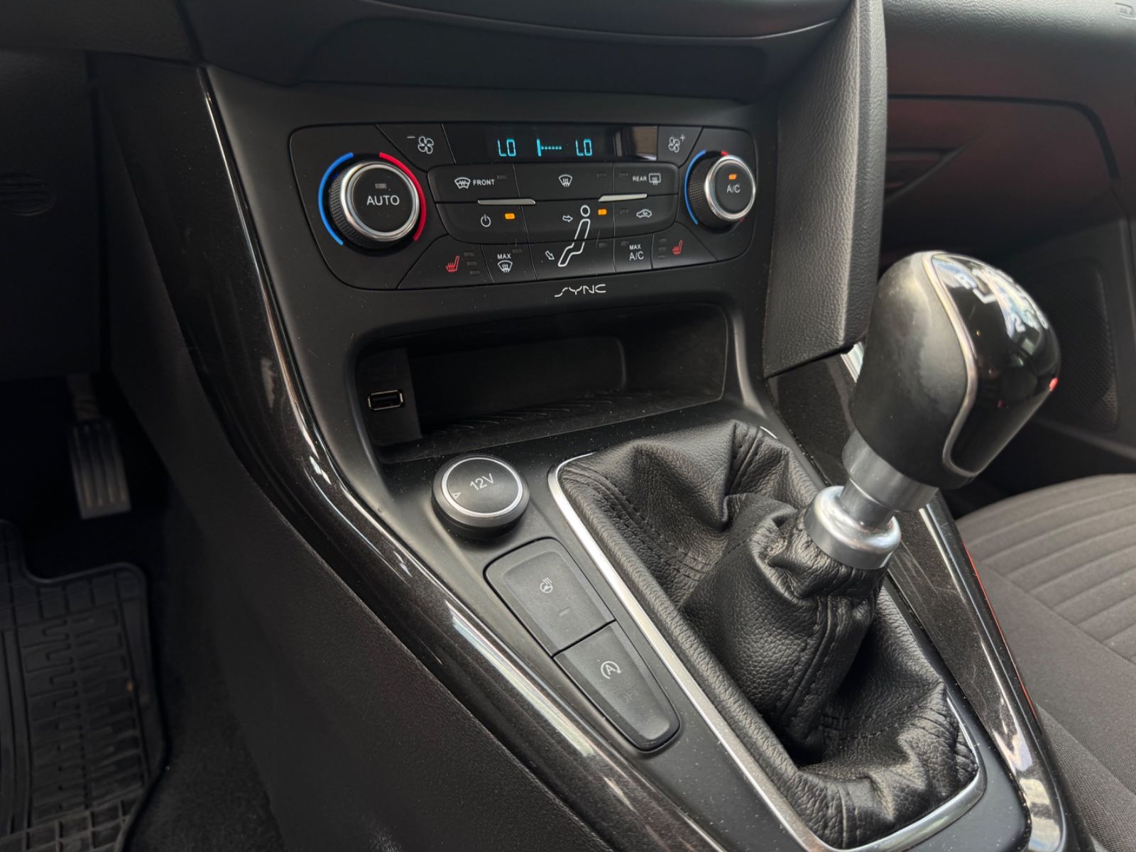 Fahrzeugabbildung Ford Focus Turnier Titanium*Klimaauto*SH gepflegt*