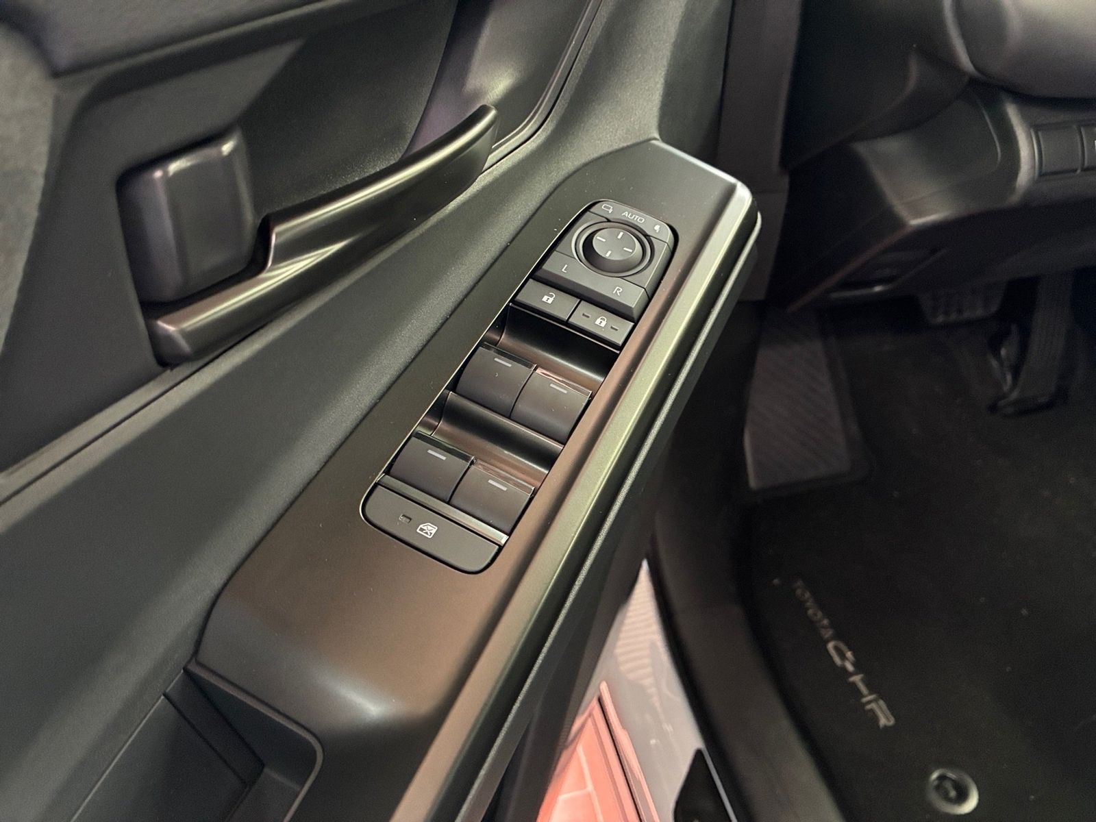 Fahrzeugabbildung Toyota C-HR+ Lounge 4x4 AWD 77KW, 360,Navi,SHZ,el.Heck