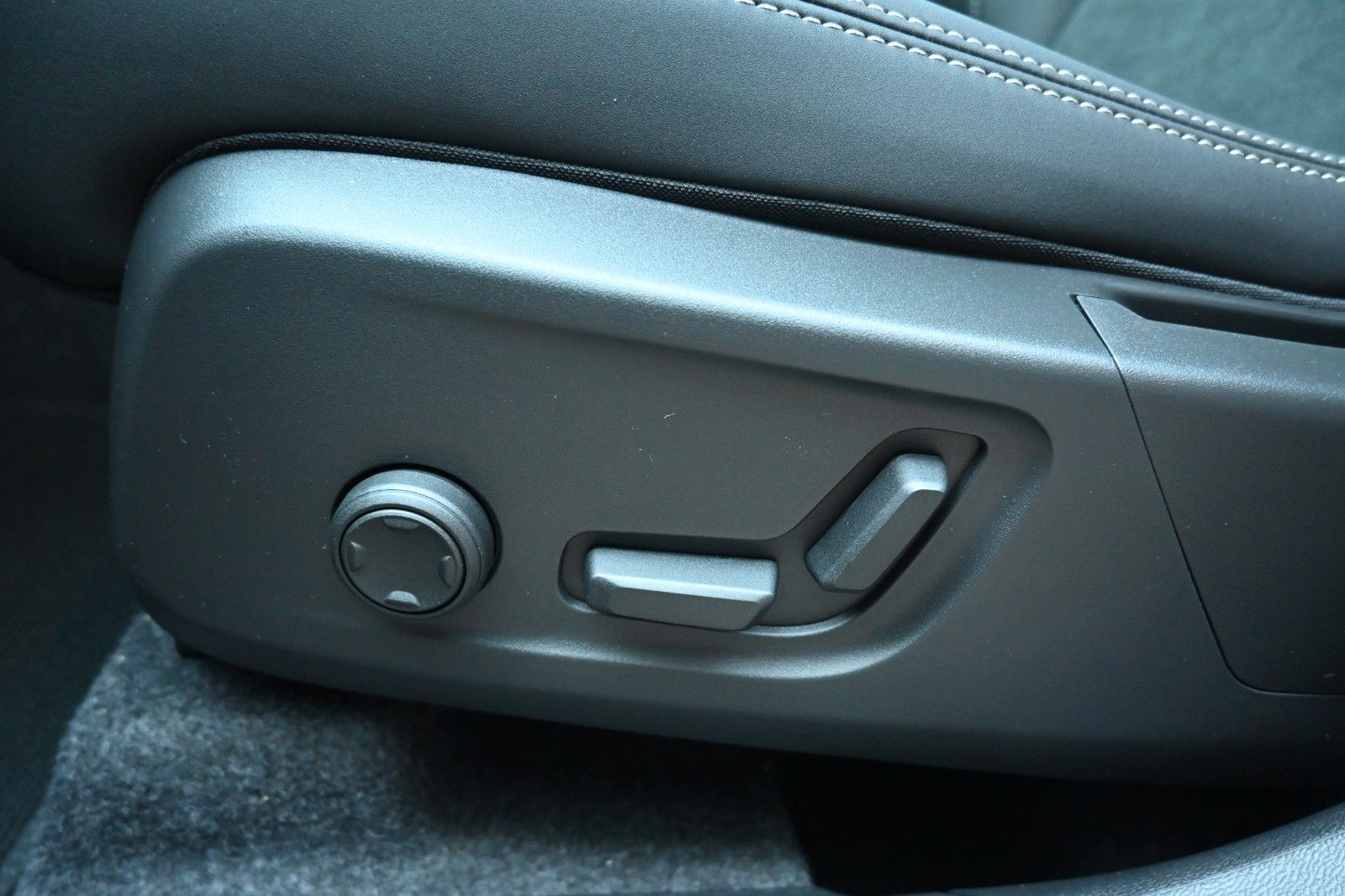 Fahrzeugabbildung Volvo XC40 B4 DKG Plus Dark*FSHZG*360°*ACC*Allwetter