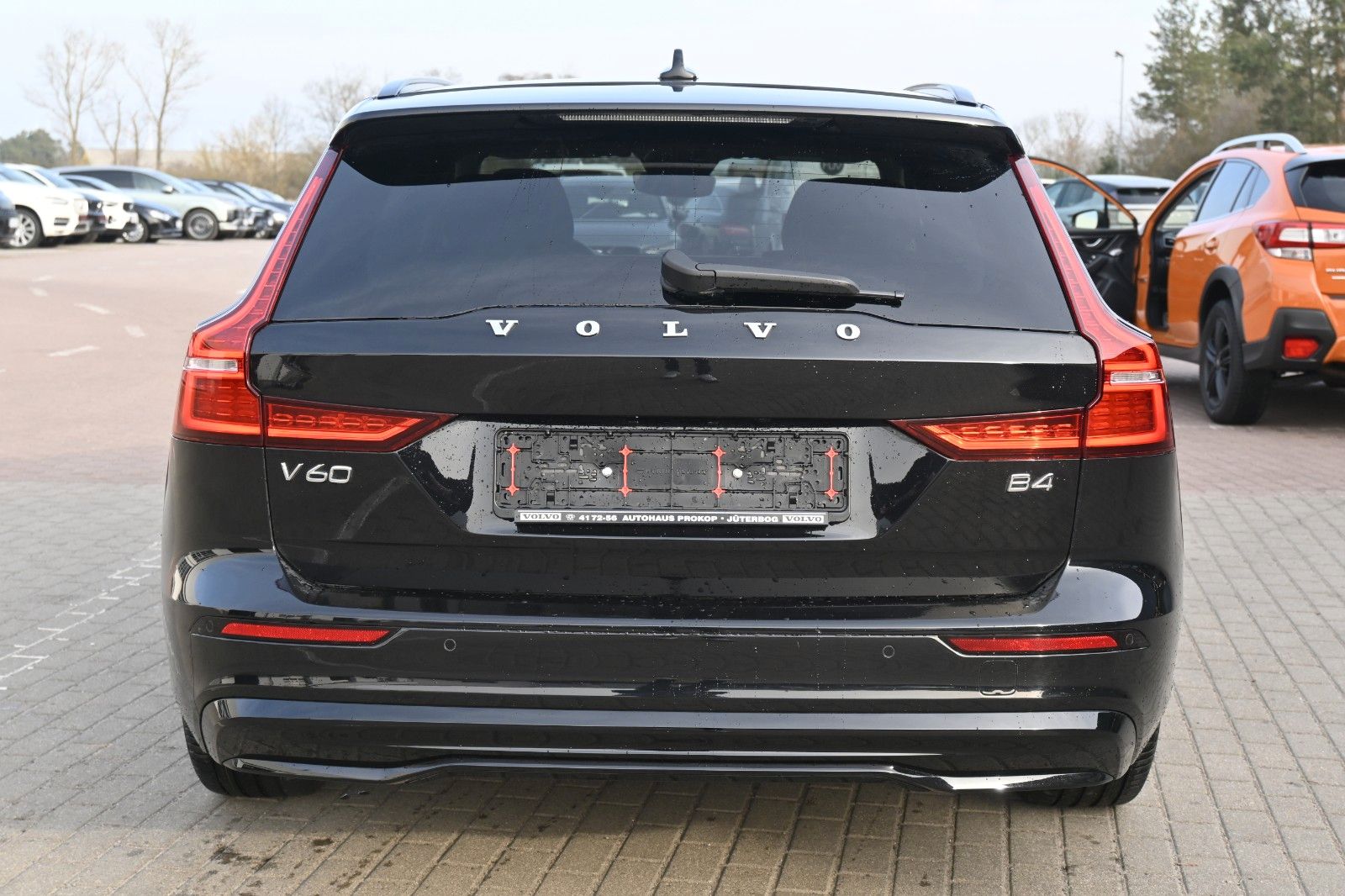 Fahrzeugabbildung Volvo V60 B4 DKG Plus Dark*FSHZG*H&K*360°*ACC*AHK