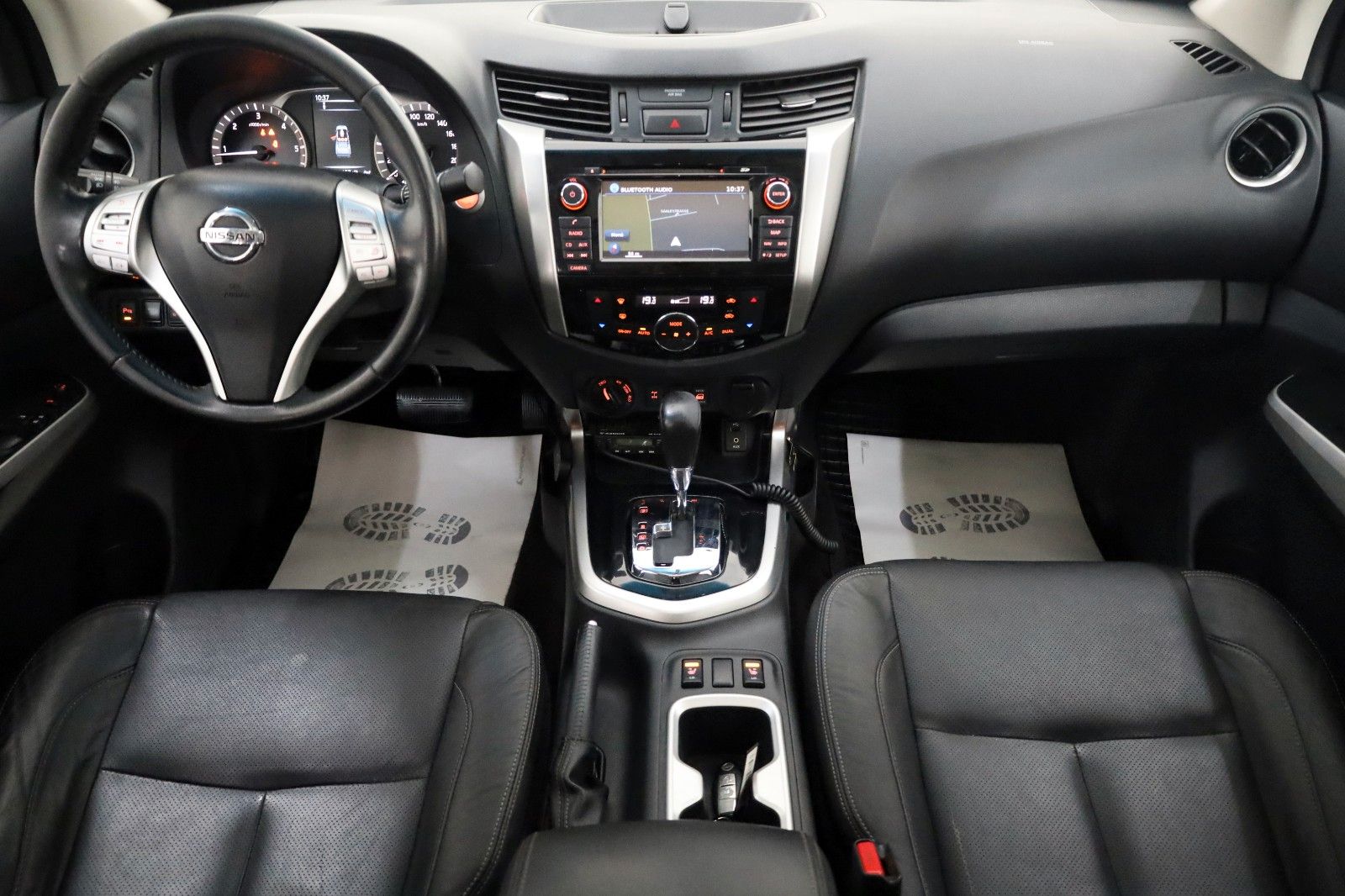 Fahrzeugabbildung Nissan Navara NP300 Tekna DOKA 4x4 Leder,SH,Navi,SD,AHK
